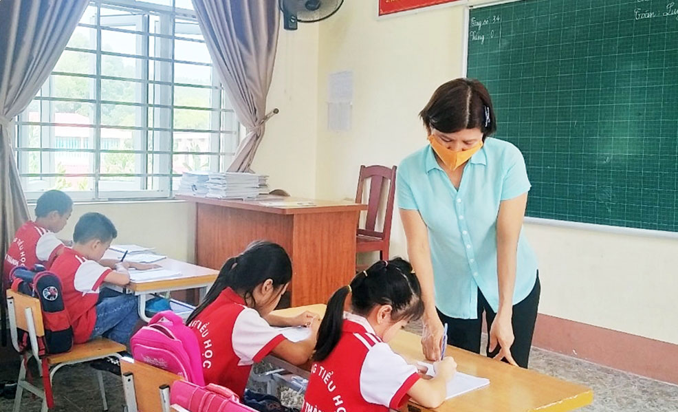  Giáo viên Trường Tiểu học Tân Thành (Phú Bình) dạy học sinh khuyết tật học hòa nhập.