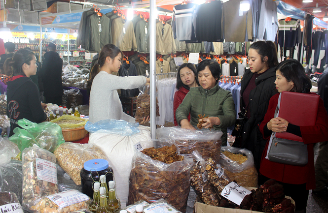  Người dân đến mua sắm hàng hóa tại Hội chợ Xuân 2019.