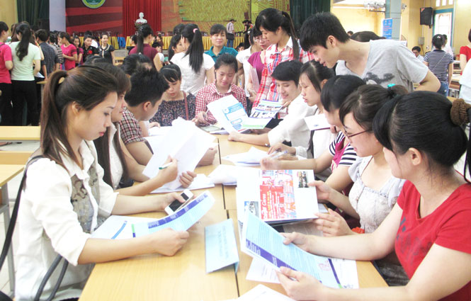  Học sinh các trường THPT trên địa bàn T.P Thái Nguyên tìm hiểu về tuyển sinh tại Đại học Thái Nguyên.