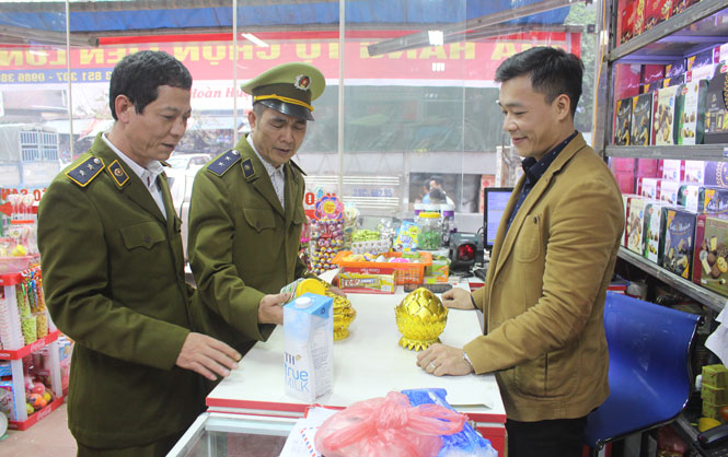  Lực lượng quản lý thị trường T.P Thái Nguyên kiểm tra chất lượng hàng hóa tại Cửa hàng tự chọn Liên Long, số 413D, đường Lương Ngọc Quyến.