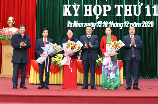  Đồng chí Phạm Văn Thọ, Ủy viên Ban Thường vụ Tỉnh ủy, Bí thư Huyện ủy Võ Nhai và các đồng chí lãnh đạo huyện tặng hoa, chúc mừng các đồng chí mới được HĐND huyện bầu vào các chức danh: Chủ tịch, Phó Chủ tịch HĐND, UBND huyện.