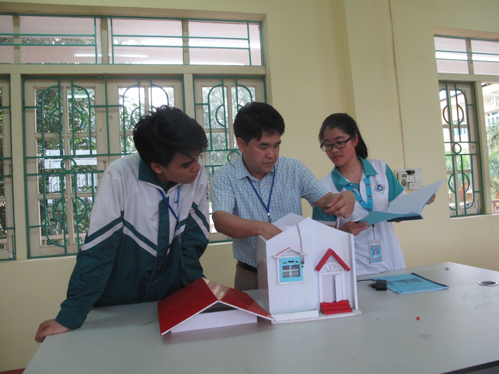 Thầy giáo Nguyễn Văn Hiếu, hướng dẫn nhóm học sinh thực hiện Dự án “Nghiên cứu chế tạo vật liệu cho cửa kính thông minh phản xạ hồng ngoại và tự điều khiển cường độ sáng truyền qua” đã đoạt giả Nhì cấp Quốc gia trong Cuộc thi khoa học kỹ thuật dành cho học sinh trung học.