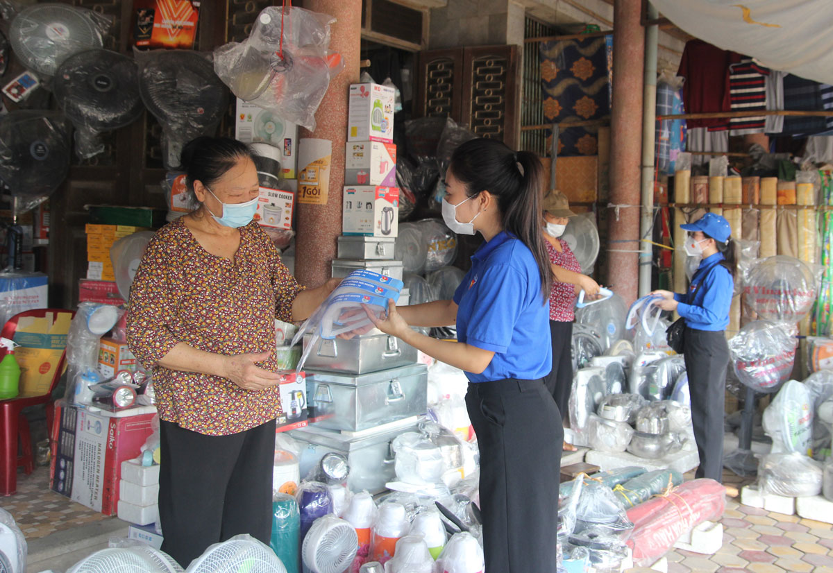  Đoàn viên thanh niên phường Trưng Vương (T.P Thái Nguyên) tặng tấm chắn giọt bắn cho các tiểu thương tại Chợ Thái.