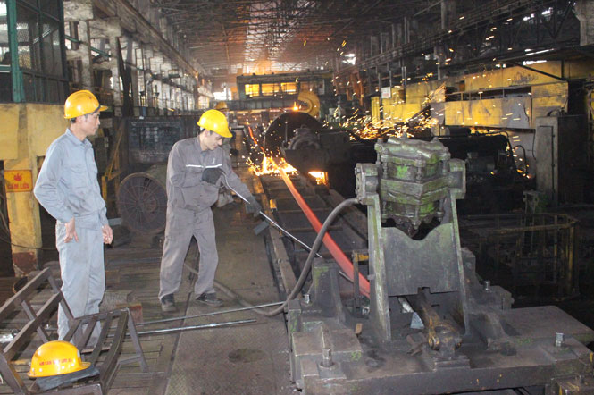  Sản xuất thép hình tại Nhà máy cán thép Lưu Xá (thuộc Công ty cổ phần Gang thép Thái Nguyên).