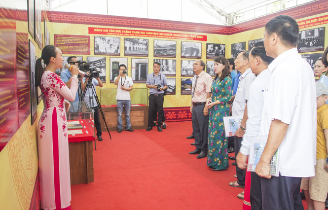  Các đại biểu và nhân dân tham quan Triển lãm chuyên đề “Thân thế và sự nghiệp Chủ tịch Tôn Đức Thắng”.