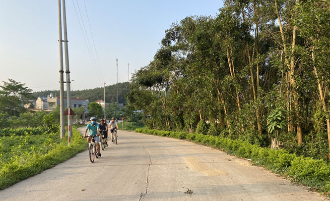  Tuyến đường từ xóm Tân Sơn đi xóm Vinh Quang, xã Vinh Sơn (T.P Sông Công) được đầu tư xây dựng rộng rãi, khang trang.