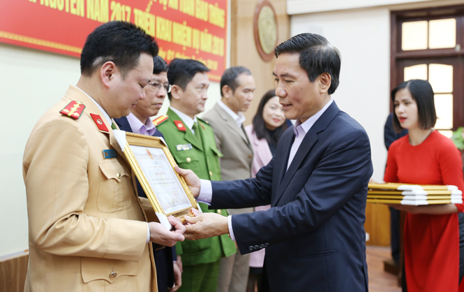  Đồng chí Vũ Hồng Bắc, Phó Bí thư Tỉnh ủy, Chủ tịch UBND tỉnh, Trưởng Ban ATGT tỉnh trao Bằng khen cho các tập thể cá nhân làm tốt công tác đảm bảo trật tự ATGT năm 2017.