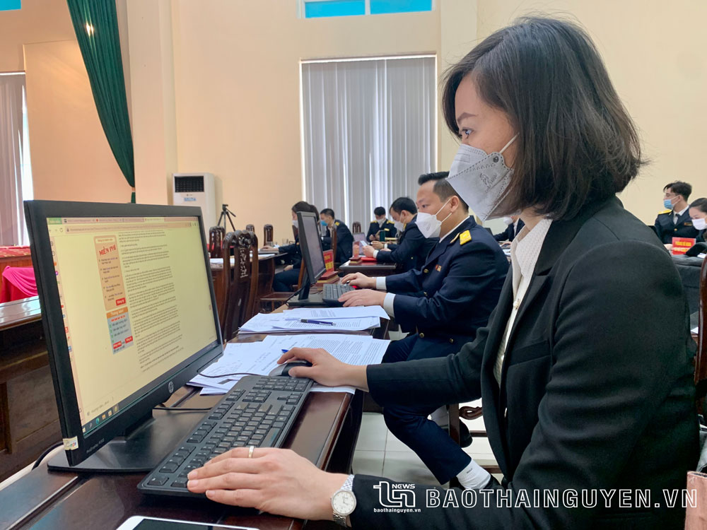  Công chức Cục Thuế giải đáp vướng mắc cho người nộp thuế tại Chương trình hỗ trực trực tuyến, ngày 9/3.