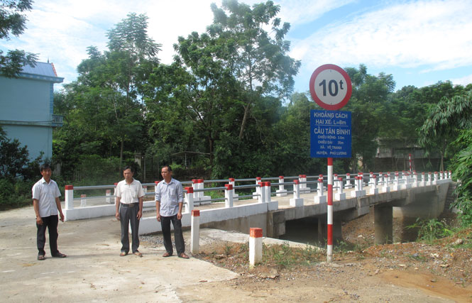  Anh Đỗ Văn Tiến (đứng giữa) tích cực sâu sát cơ sở, gần gũi với nhân dân, góp phần xây dựng xóm Tân Bình 1 ngày càng phát triển.