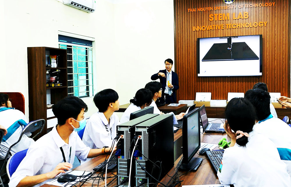 Trường Đại học Kỹ thuật công nghiệp Thái Nguyên hướng dẫn học sinh THPT thực hành giáo dục STEM với các ứng dụng từ nguồn học liệu điện tử và kết nối nhiều phòng học cùng thời điểm.