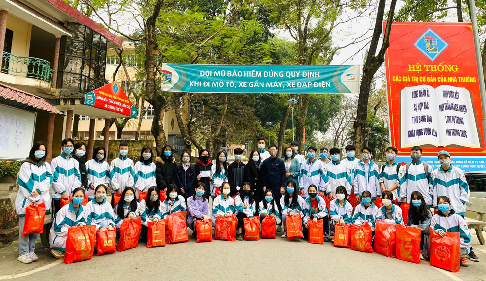 Thầy Nguyễn Trọng Tấn cùng Ban Chấp hành Đoàn Trường THPT Lương Ngọc Quyến tổ chức vận động và tặng quà cho học sinh có hoàn cảnh khó khăn.