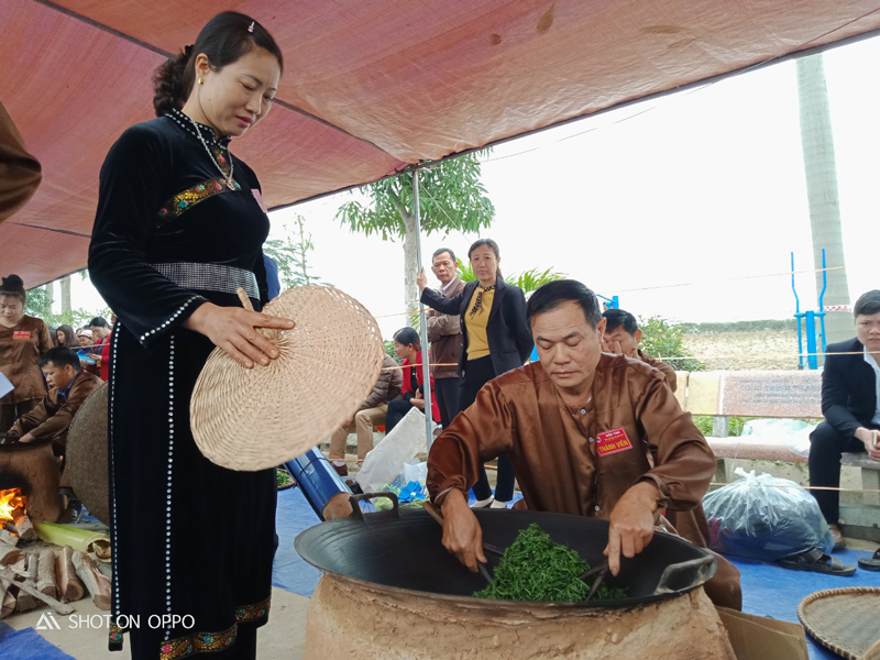  Các thí sinh tham gia Hội thi Bàn tay vàng chế biến chè.