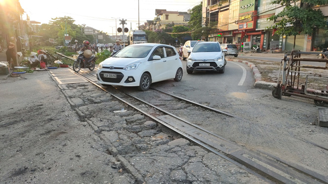  Nhiều tấm bê tông nằm giữa thanh tà vẹt của đường sắt bị đứt gãy tạo thành những “ổ trâu”, “ổ gà” lớn tại điểm giao cắt giữa đường Cách mạng Tháng Tám với tuyến đường sắt Kép - Lưu Xá.