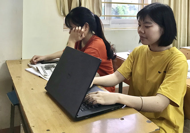  Ma Thị Phương dùng máy tính có sử dụng phầm mềm hỗ trợ cho người khiếm thị để học trên giảng đường.