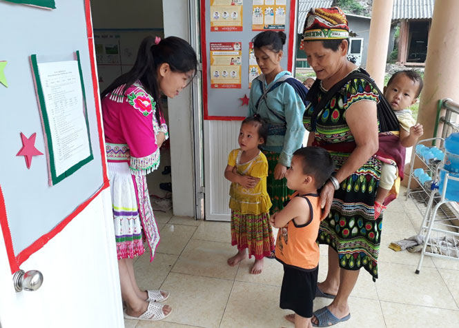  Để tạo cho trẻ sự thân thiện, gần gũi, cô giáo Đỗ Thị Tình, giáo viên Trường Mầm non Văn Lăng đã may quần áo của đồng bào dân tộc Mông để mặc khi giảng dạy.
