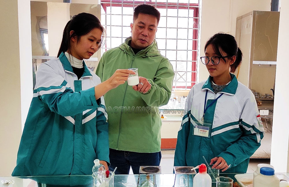  Nhóm tác giả của Dự án “Sản xuất xà phòng từ cơm dừa” thực hành thí nghiệm dưới sự hướng dẫn của thầy giáo Nguyễn Nam Hưng.
