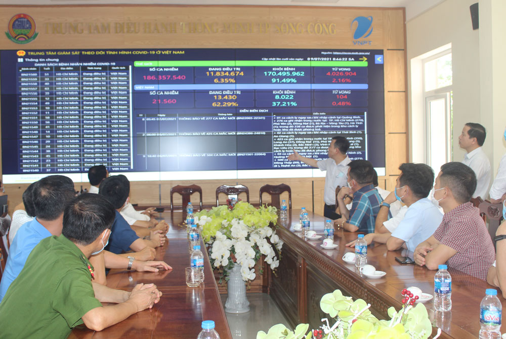  Trung tâm điều hành thông minh T.P Sông Công đã tiếp nhận và giải quyết trên 100 lượt ý kiến, kiến nghị, phản ánh của người dân qua hình ảnh.