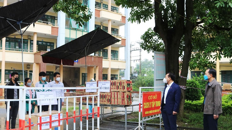  Lãnh đạo Sở Giáo dục – Đào tạo Thái Nguyên đến động viên, trao nhu yếu phẩm cho giáo viên và học sinh tại khu cách ly tập trung Trường Cao đẳng Công nghiệp Thái Nguyên.