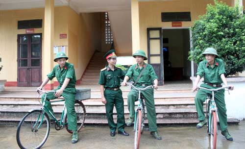  Thượng úy Cường kiểm tra, nhắc nhở chiến sĩ quân bưu mỗi khi thực hiện nhiệm vụ.