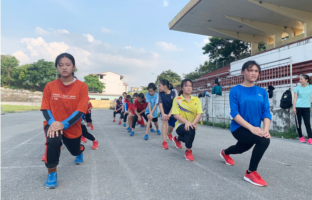  Mặc dù đường chạy của Sân vận động tỉnh không đạt tiêu chuẩn nhưng các VĐV của Trung tâm TDTT tỉnh vẫn phải dùng để luyện tập. (Ảnh chụp trước ngày 27-4-2021)