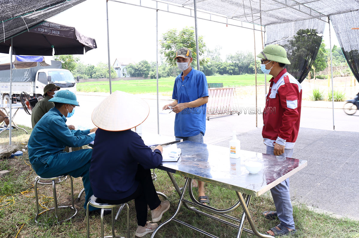  Chốt kiểm soát phòng, chống dịch bệnh trên đường Vành đai V (xã Tiên Phong, T.X Phổ Yên) được kích hoạt bổ sung từ hôm nay.