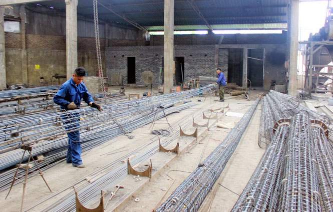  Gia công khung xương cột điện bê tông tại Công ty CP xây dựng và sản xuất vật liệu Thái Nguyên.