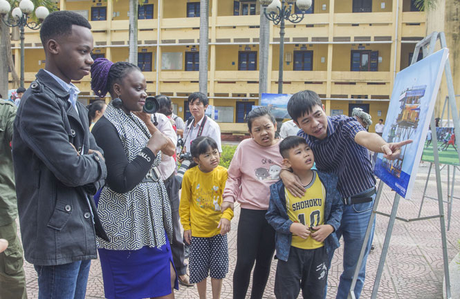  Đông đảo sinh viên và học sinh đã đến tham quan Triển lãm.