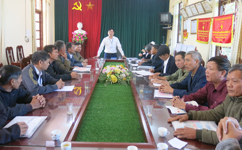  100% đội ngũ bí thư chi bộ ở xã Cổ Lũng hiện nay đều có trình độ sơ cấp lý luận chính trị. Trong ảnh: Buổi giao ban công tác giữa Bí thư Đảng ủy xã Cổ Lũng  và các bí thư chi bộ xóm.