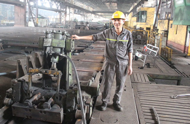  Anh Vũ Xuân Trường bên sáng kiến “máy định kích thước phục vụ hệ thống thép hình” 