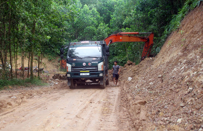  Con đường đất nhỏ hẹp của xóm Đèo Bụt đang dần được thay bằng con rộng rãi hơn.