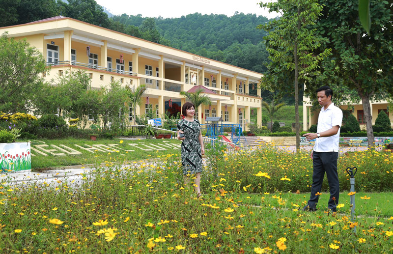  Bí thư Đảng ủy Đặng Cương Quyết thăm và trao đổi công việc với Hiệu trưởng Trường Tiểu học Cù Vân)