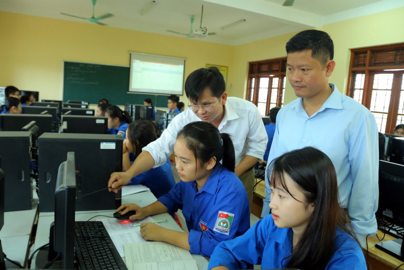  Giờ tin học của học sinh Trường THPT Nguyễn Huệ. 
