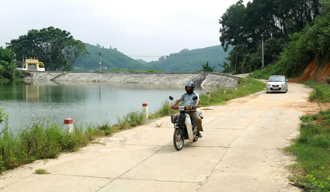  Nhờ người dân địa phương hiến đất, tuyến đường liên xã Cù Vân - Phục Linh - Giang Tiên đã được mở rộng và đổ bê tông. Ảnh Mạnh Hùng.