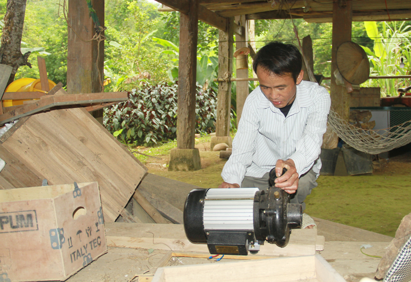 Gia đình anh Hoàng Văn Bốn, xóm Trường Sơn, xã Cúc Đường (Võ Nhai) được hỗ trợ máy bơm nước phục vụ sản xuất, phát triển kinh tế gia đình. Ảnh: Hoàng Anh.