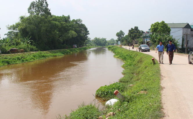  Không có hộ lan, trong khi phía bờ sông Đào bị sạt lở ăn sâu vào mép ĐT269C, 269E gây nguy hiểm cho người tham gia giao thông.