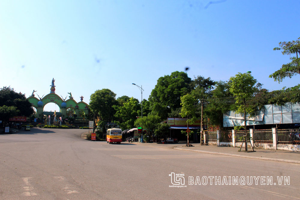 Khu vực cổng Khu du lịch hồ Núi Cốc hiện không còn tình trạng trông giữ xe lộn xộn, thu tiền cao hơn quy định. (Ảnh chụp ngày 4-5-2022).