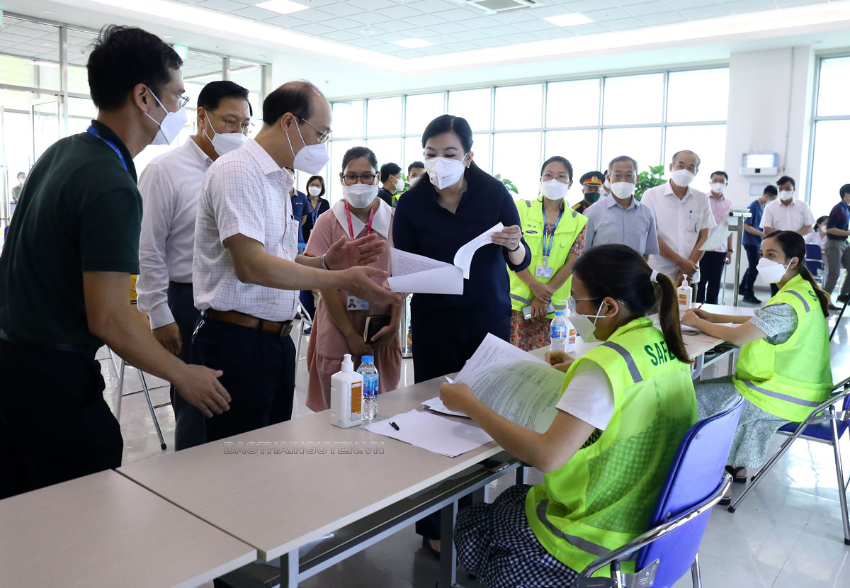  Đồng chí Bí thư Tỉnh ủy kiểm tra hoạt động tiêm vắc xin phòng COVID-19 cho công nhân, người lao động tại Công ty TNHH Samsung Electro-Mechanics Việt Nam (KCN Yên Bình), tháng 8-2021. (Ảnh T.L)