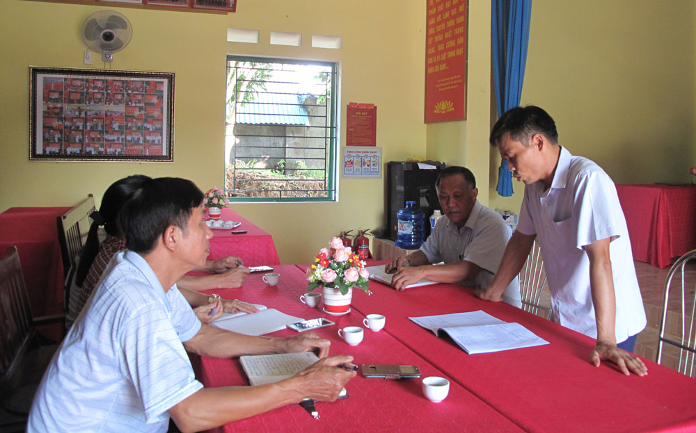  Lãnh đạo Đảng ủy xã Bàn Đạt (Phú Bình) làm việc với cấp ủy Chi bộ xóm Việt Long để nắm bắt tình hình công tác phát triển đảng viên của Chi bộ.