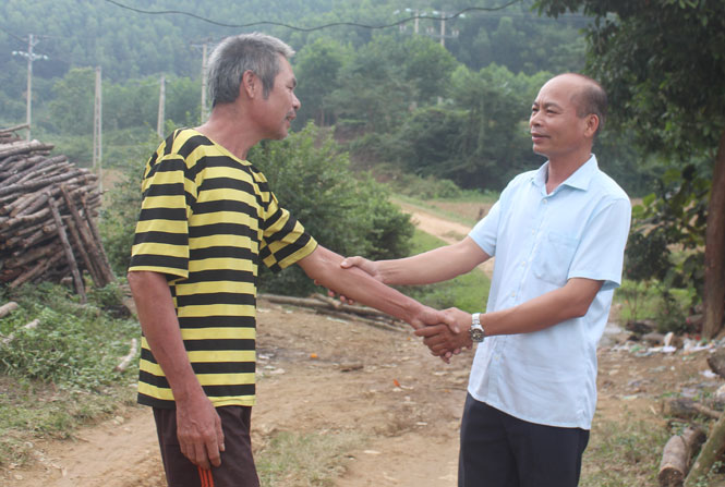  -	Bí thư Đảng ủy xã Liên Minh Vương Việt Dũng (bên phải) hỏi thăm, động viên một người dân xóm Khuôn Đã.
