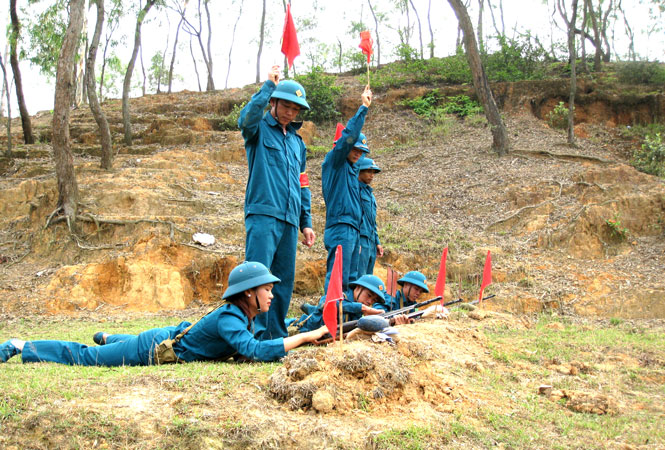  Lực lượng dân quân huyện Phú Bình thực hành bắn đạn thật tại thao trường.
