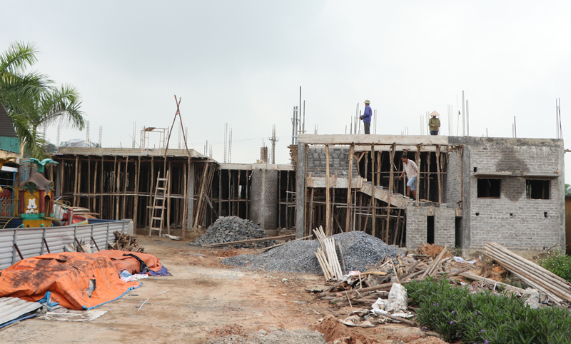 Đơn vị thi công đang đẩy nhanh tiến độ công trình nhà lớp học 2 tầng 8 phòng học Trường Mầm non Tân Hương (T.X Phổ Yên) có tổng vốn đầu tư hơn 5 tỷ đồng.
