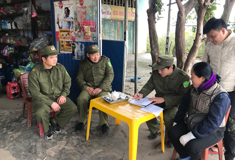  Lực lượng công an tổ chức cho các hộ dân ký cam kết không lấn chiếm lòng, lề đường trên tuyến Quốc lộ 37 để đảm bảo an toàn giao thông.