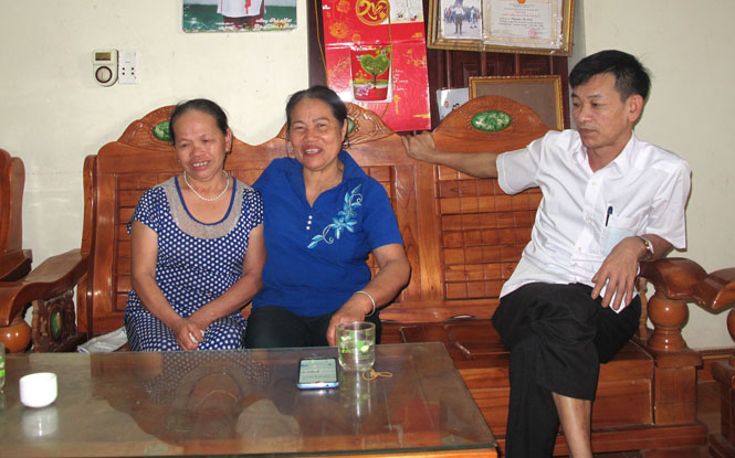  Bà Nguyễn Thị Oanh (ngồi giữa) người đã cho chị Nguyễn Thị Cua (người ngồi ngoài cùng bên trái) 320m2 đất để dựng nhà.