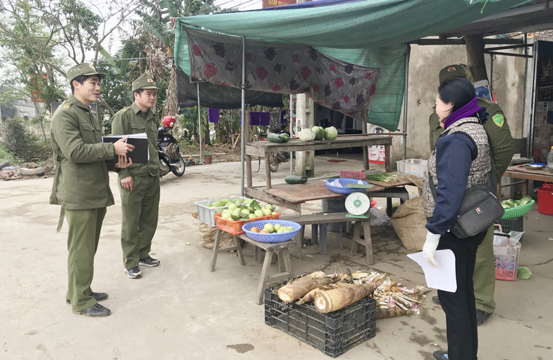  Công an xã Bản Ngoại tuyên truyền người dân không bày bán hàng hóa vi phạm hành lang an toàn giao thông.