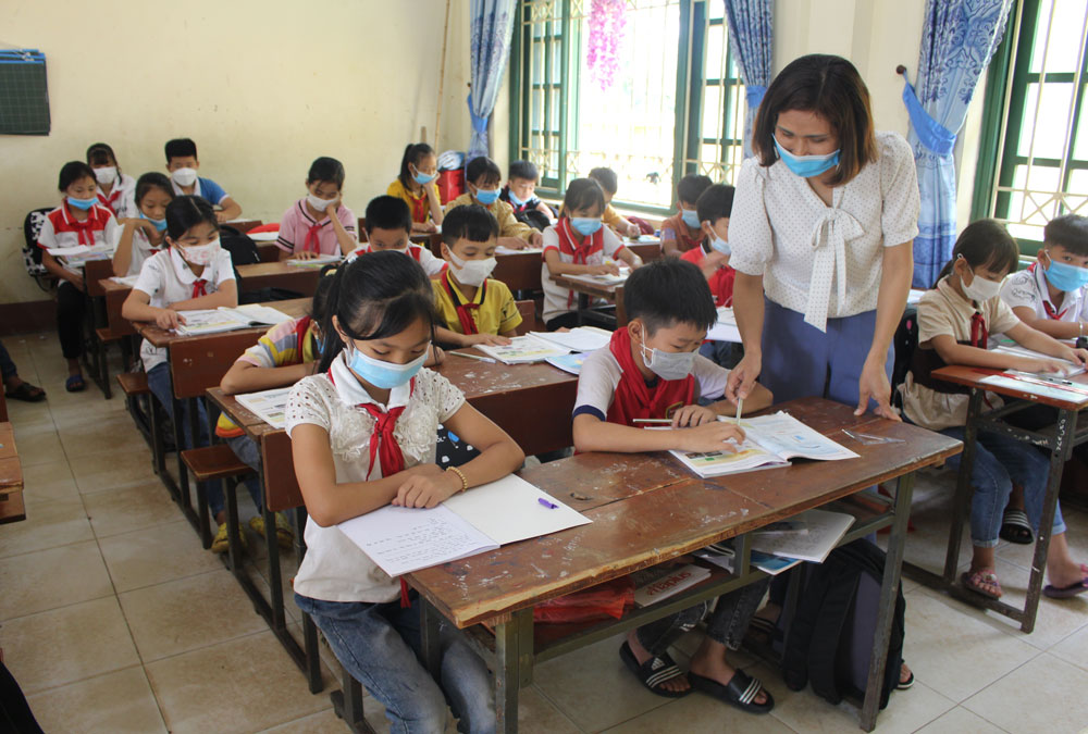  Giáo viên Trường THCS Bản Ngoại hướng dẫn em Lê Minh Châu trong một giờ học.