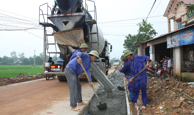  Thi công mở rộng lề đường trên tuyến đường tỉnh 274 đoạn chạy qua địa bàn xã Thành Công (T.X Phổ Yên)