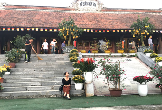  Với mong muốn sống tốt đời, đẹp đạo, đầu xuân không ít người dân duy trì thói quen đi vãn cảnh chùa. Trong ảnh: Người dân đến vãn cảnh Chùa Hang (T.P Thái Nguyên).