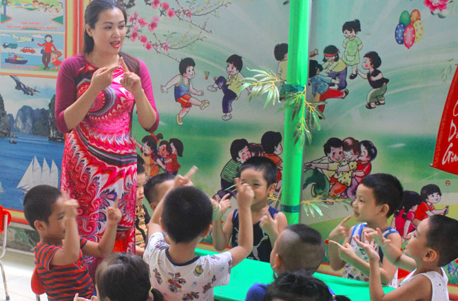  Cô giáo Nông Thị Thu, Hiệu trưởng và các em học sinh Trường Mầm non Quang Vinh (T.P Thái Nguyên).