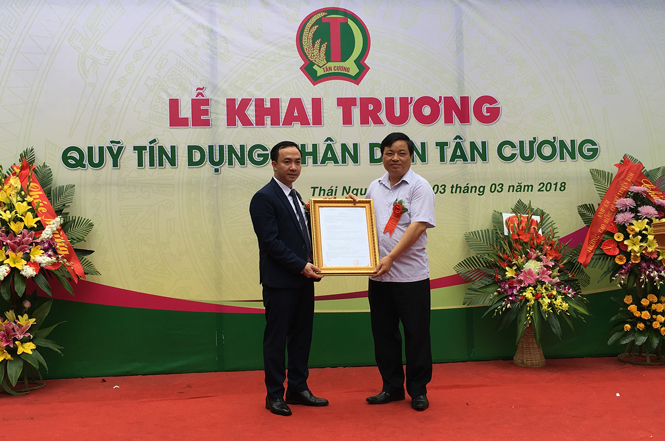  Đại diện Ngân hàng Nhà nước Việt Nam chi nhánh tỉnh Thái Nguyên trao Giấy phép thành lập cho QTDND Tân Cương.
