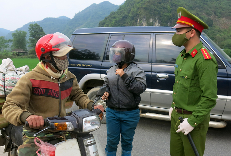  Lực lượng Công an huyện Phú Lương thực hiện nhiệm vụ ở chốt liên ngành kiểm soát dịch COVID-19 tại xã Yên Lạc.